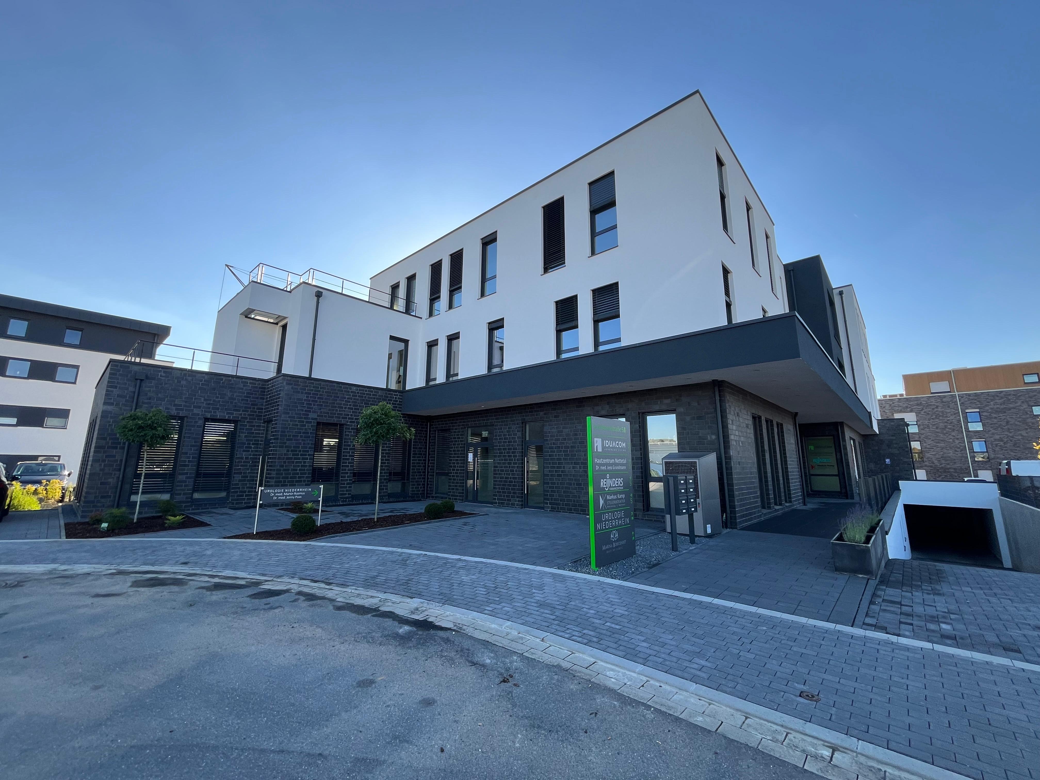 Straßenansicht des Gewerbeobjekts in Nettetal